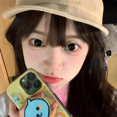 机场实拍：乐坛天后机场牵手女助理，经纪人连夜公关